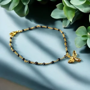 MadamLili Gouden hommelarmband met onyx - edelsteenarmband met delicate bijenhanger.